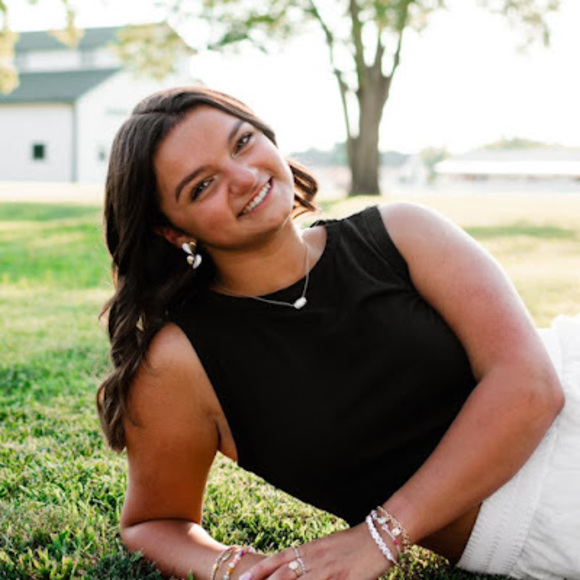 Meet your Posher, Caylee - Picture 1 of 1